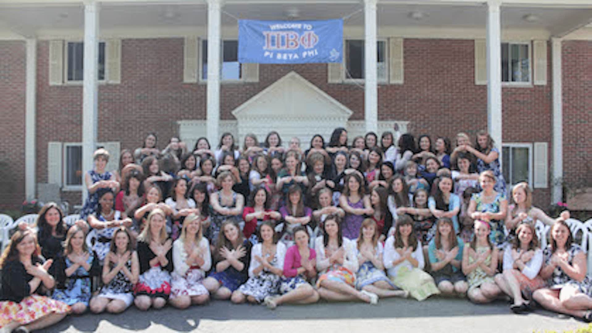 Pi Beta Phi group photo in front of their Greek house.