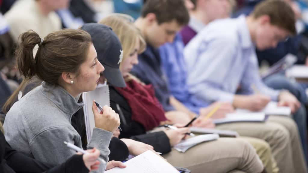 Students at a journalism CCA.