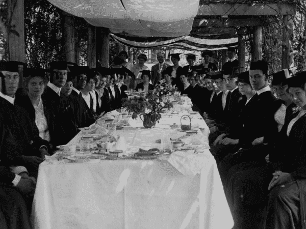 Hillsdale College class of 1914 group photo.