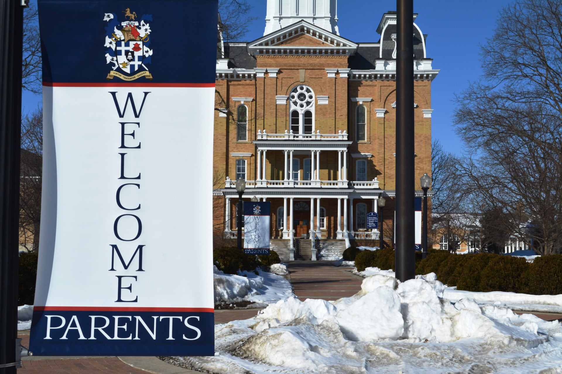 “Welcome Parents” signs in front of Central Hall.